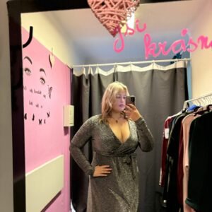 Kouzelně elegantní dlouhé třpytivé šaty s překládaným výstřihem a páskem