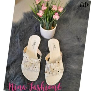 🤍 Dámské bílé sandálky s květinovou ozdobou 37