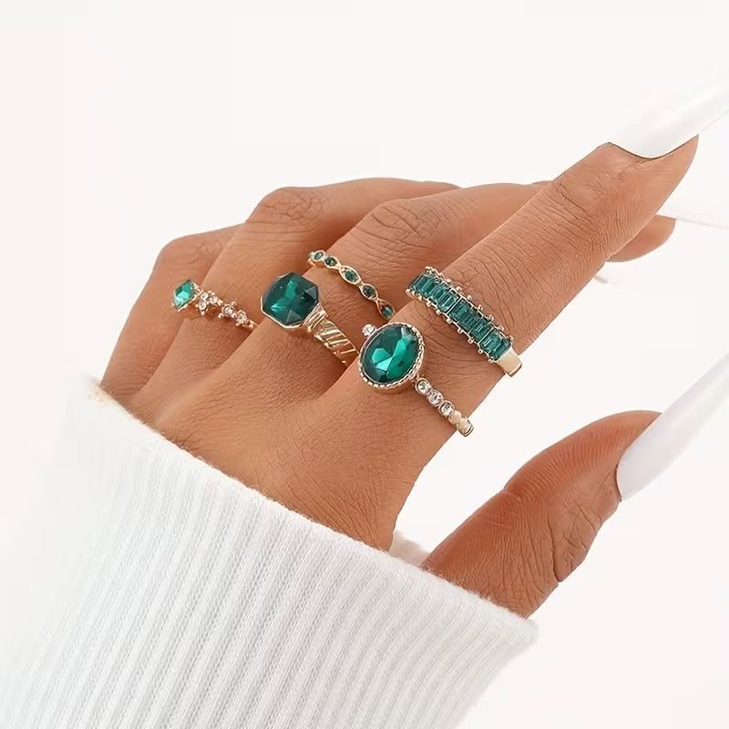 ✨ Set 5 elegantních prstýnků se zelenými kamínky 💚